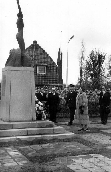 Prinsen Beatrix onthuld beeld bij zeevaartschool 1956 1.jpg